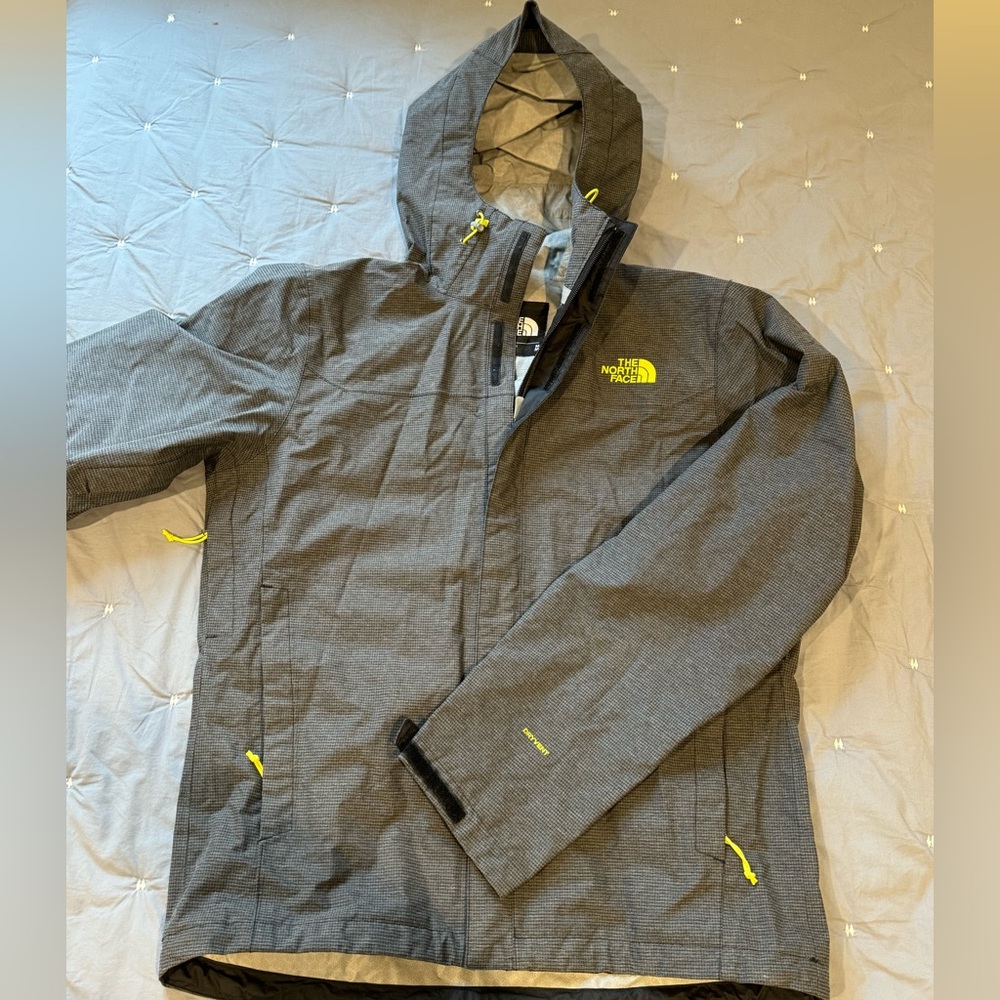 The North Face Men’s Medium Rain Jacket Shell Windbreaker
